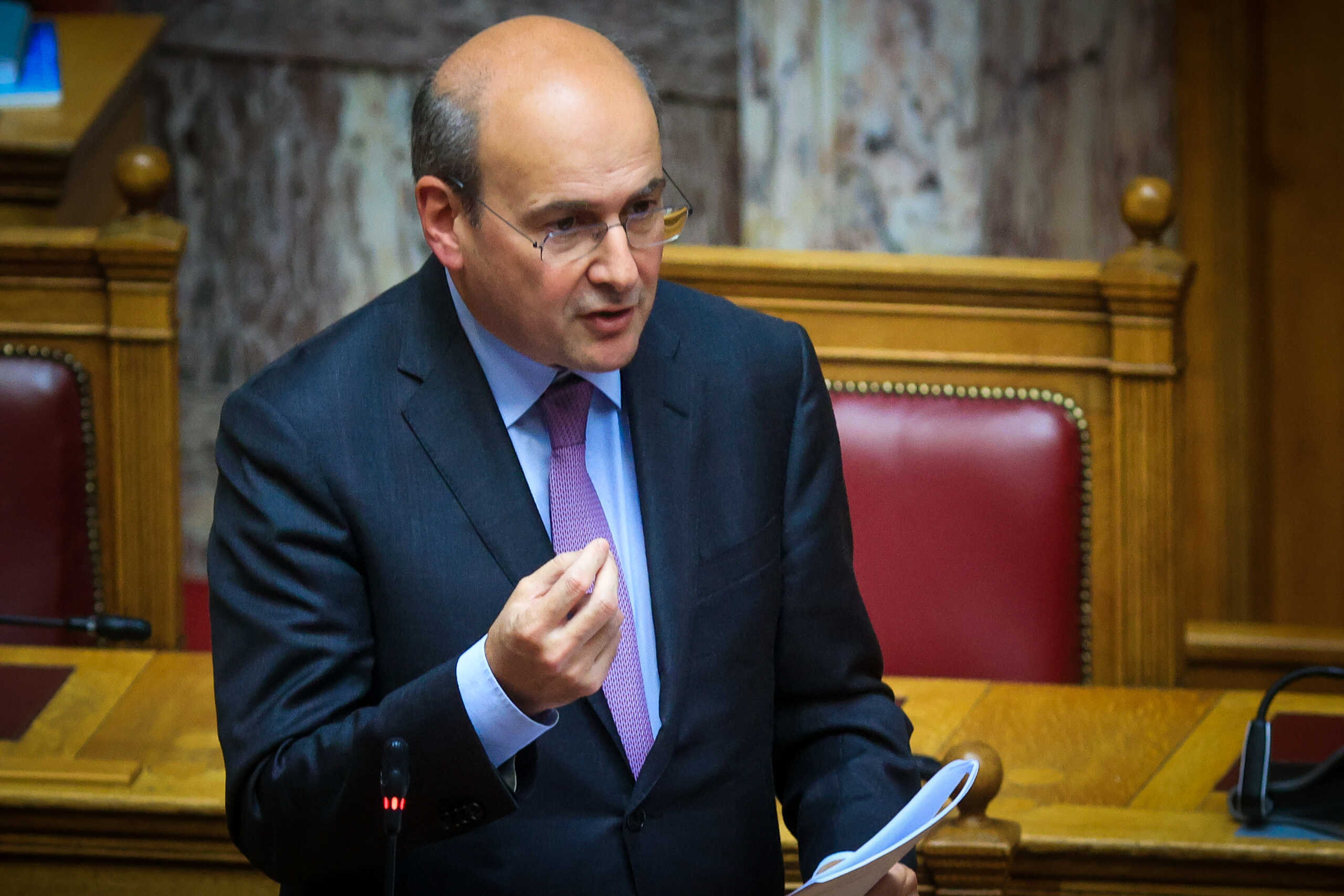 Συζήτηση στην Ολομέλεια της Βουλής της πρότασης δυσπιστίας στην κυβέρνηση που κατέθεσε ο πρόεδρος του ΠΑΣΟΚ-Κινήματος Αλλαγής Νίκος Ανδρουλάκης, με αφορμή το δημοσίευμα του "Βήματος της Κυριακής" για αλλοίωση των διαλόγων του σταθμάρχη της Λάρισας με τους μηχανοδηγούς το βράδυ της 28ης Φεβρουαρίου 2023, όταν και συνέβη η πολύνεκρη σύγκρουση αμαξοστοιχιών στα Τέμπη, Τρίτη 26 Μαρτίου 2024. Την πρόταση δυσπιστίας του ΠΑΣΟΚ-Κινήματος Αλλαγής στηρίζουν ΣΥΡΙΖΑ-Προοδευτική Συμμαχία, ΚΚΕ, Νέα Αριστερά, Ελληνική Λύση και Πλεύση Ελευθερίας. 
(ΓΙΩΡΓΟΣ ΚΟΝΤΑΡΙΝΗΣ