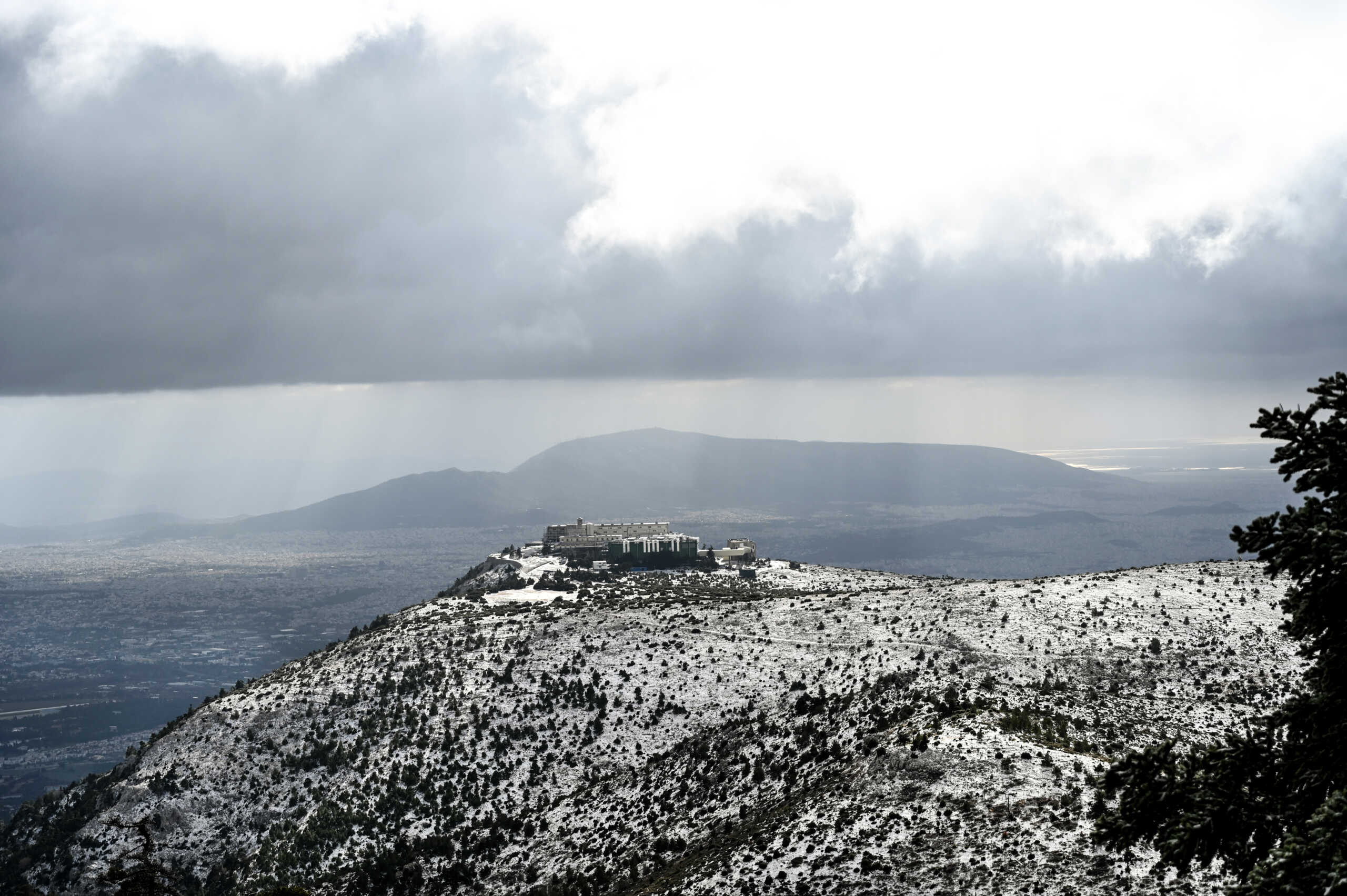 Στιγμιότυπο από την χιονισμένη Πάρνηθα, Δευτέρα 22 Ιανουαρίου 2024. 
(ΜΙΧΑΛΗΣ ΚΑΡΑΓΙΑΝΝΗΣ