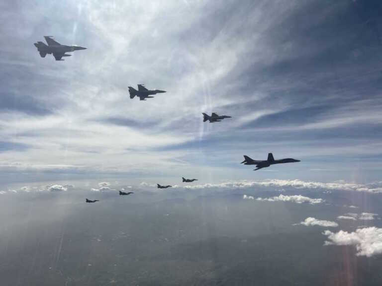 Onyx Dive: Ελληνικά F-16 πετάνε με βομβαρδιστικό της Πολεμικής Αεροπορίας των ΗΠΑ