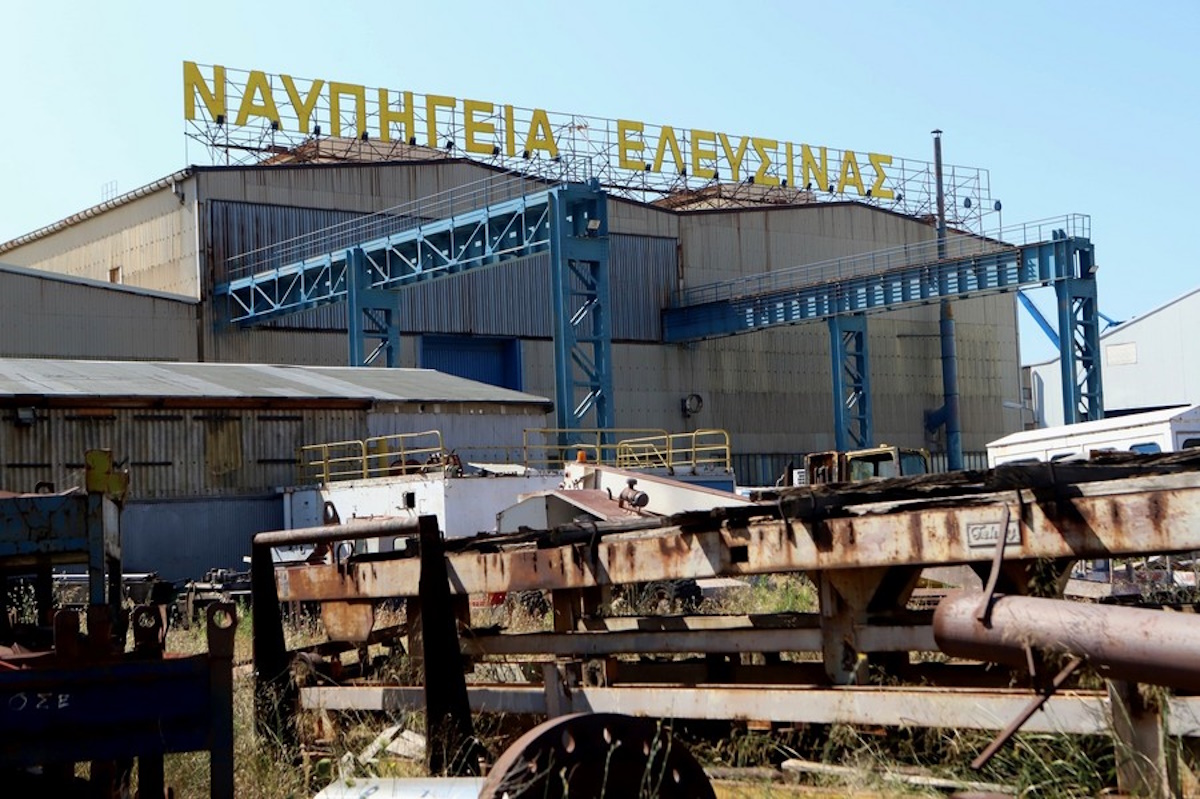 (ΞΕΝΗ ΔΗΜΟΣΙΕΥΣΗ) Τις εγκαταστάσεις των Ναυπηγείων Ελευσίνας επισκέφθηκε ο Περιφερειάρχης Αττικής Γιώργος Πατούλης (δεν εικονίζεται), τα οποία είναι πλέον με τις «μηχανές αναμμένες» μετά από το σχέδιο επανεκκίνησής τους, και συνομίλησε με εργαζόμενους και μέλη της διοίκησης, Σάββατο 8 Ιουλίου 2023. Τον Γιώργο Πατούλη υποδέχτηκαν ο πρόεδρος και διευθύνων σύμβουλος των Ναυπηγείων  Π. Ξενοκώστας, ο γενικός διευθυντής Δ. Ντρες και ο σύμβουλος επιχειρηματικής ανάπτυξης Ευάγ.Κουτσολέλος. Ο κος Πατούλης ξεναγήθηκε στις εγκαταστάσεις των Ναυπηγείων, ενώ επισκέφθηκε και μια από τις δεξαμενές, οι οποίες προ της εξυγίανσης των ναυπηγείων ήταν σε τραγική κατάσταση. Παράλληλα, είχε την ευκαιρία να συνομιλήσει με εργαζόμενους και να συναντηθεί με τον πρόεδρο του σωματίου τους κ. Ν. Παπανικολάου. Η επίσκεψη του Περιφερειάρχη ολοκληρώθηκε με την παρουσίαση εκ μέρους της διοίκησης του business plan των επόμενων ετών για το σχεδιασμό και την λειτουργία των ναυπηγείων. ΑΠΕ-ΜΠΕ