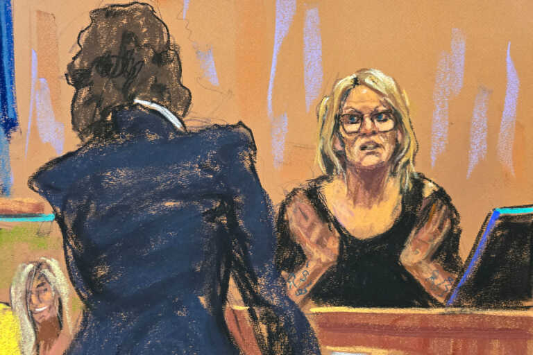 Πιπεράτες λεπτομέρειες για τον Ντόναλντ Τραμπ καταθέτει στο δικαστήριο η πορνοστάρ Στόρμι Ντάνιελς