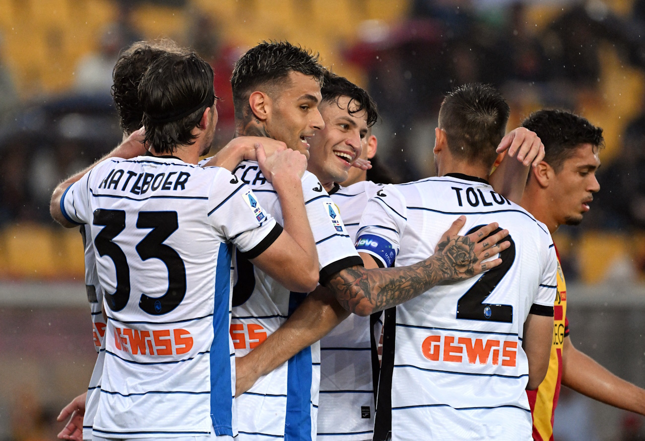 Soccer Football - Serie A - Lecce v Atalanta - Stadio Via del mare, Lecce, Italy - May 18, 2024 Atalanta's Gianluca Scamacca celebrates scoring their second goal with teammates REUTERS