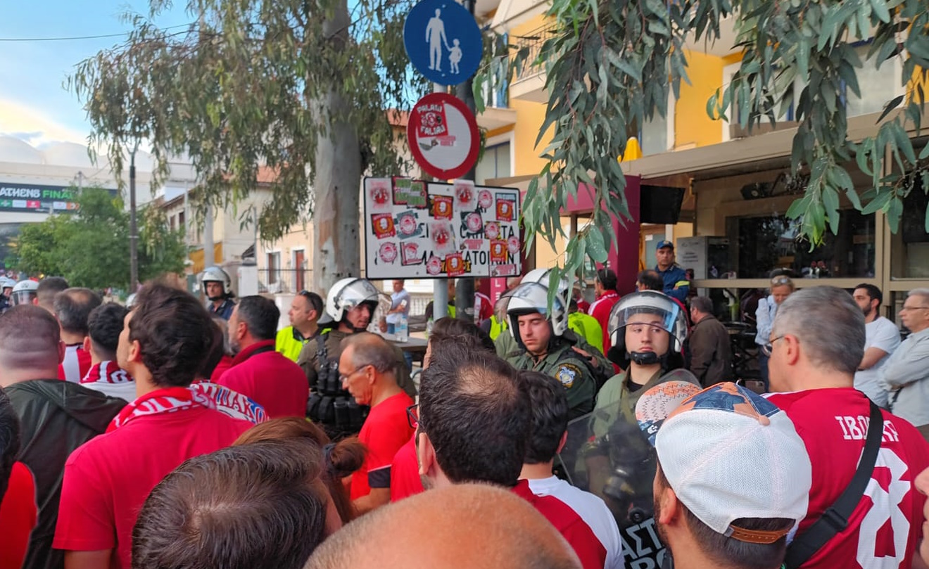 Οι οπαδοί του Ολυμπιακού γέμισαν με ερυθρόλευκα αυτοκόλλητά τη Νέα Φιλαδέλφεια