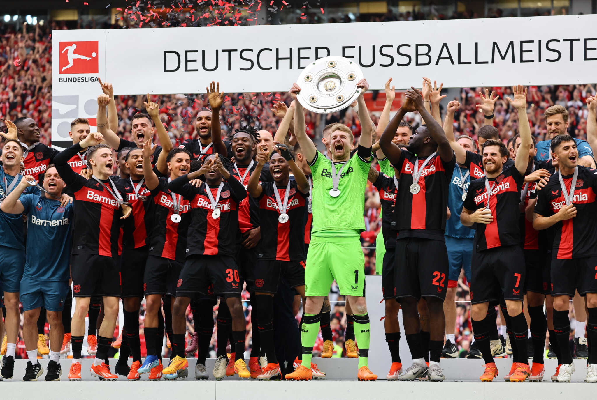 Η Μπάγερ Λεβερκούζεν έγινε η πρώτη ομάδα στη Bundesliga που παίρνει αήττητη το πρωτάθλημα και θέλει και το treble