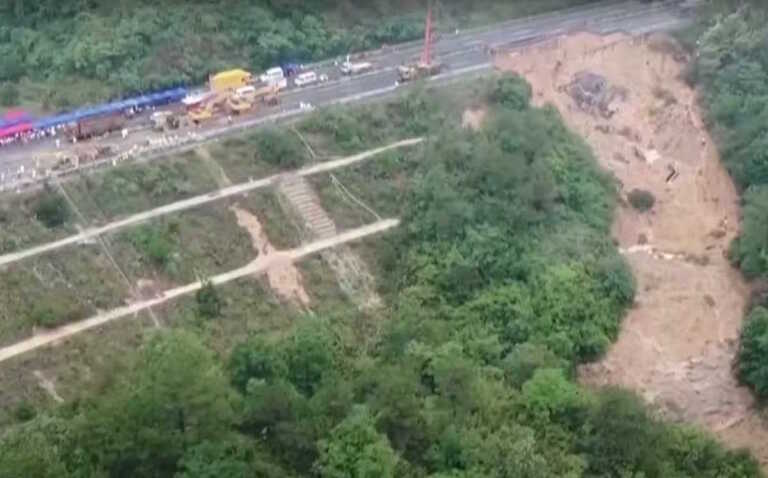 Τουλάχιστον 24 νεκροί στην κατάρρευση αυτοκινητόδρομου στην Κίνα - Δεκάδες αυτοκίνητα βρέθηκαν σε τεράστιο κρατήρα