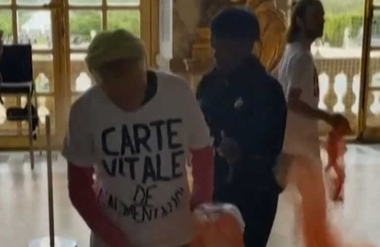 Μετά τη σούπα στη Μόνα Λίζα, ακτιβιστές έριξαν πορτοκαλί σκόνη στο παλάτι των Βερσαλλιών στο Παρίσι