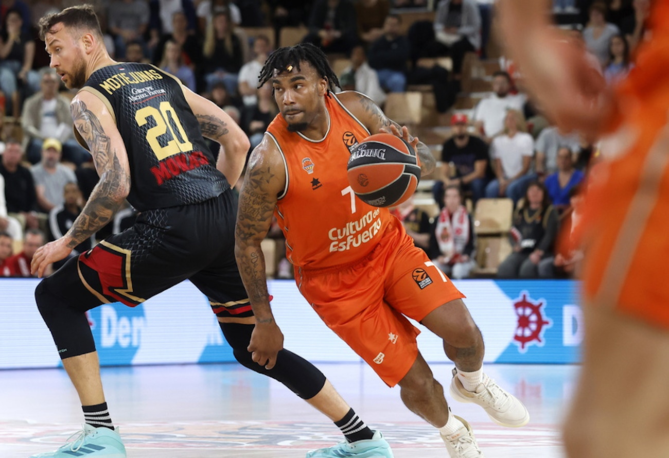 epa11237167 Donatas Motiejunas (L) of AS Monaco and Chris Jones (R) of Valencia Basket in action during the Euroleague Basketball match between AS Monaco and Valencia Basket at the Louis II stadium, in Monaco, 22 March 2024.  EPA
