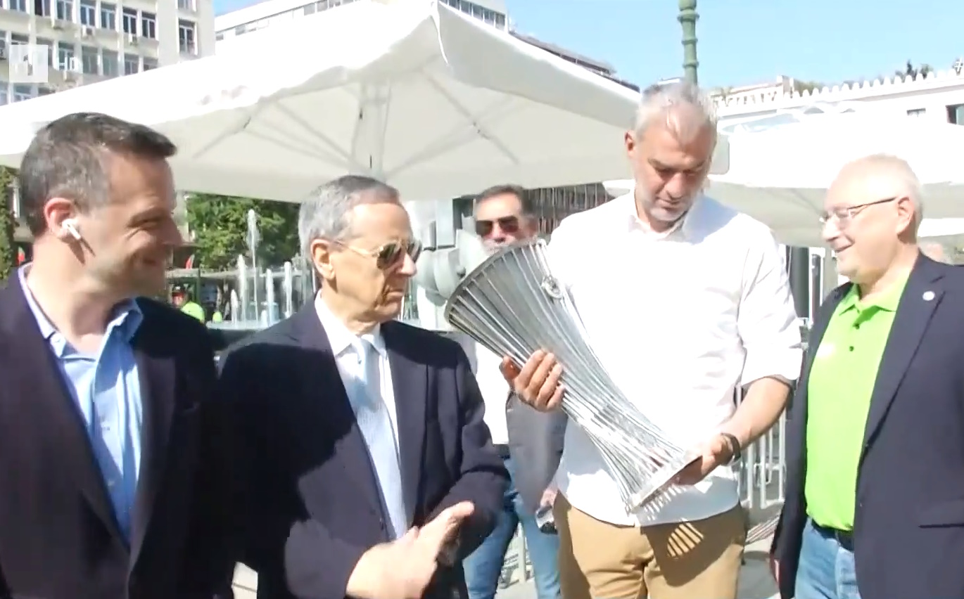 Ολυμπιακός – Φιορεντίνα: Δούκας, Μπαλτάκος και Δέλλας μετέφεραν το τρόπαιο του Conference League στην πλατεία Κοτζιά