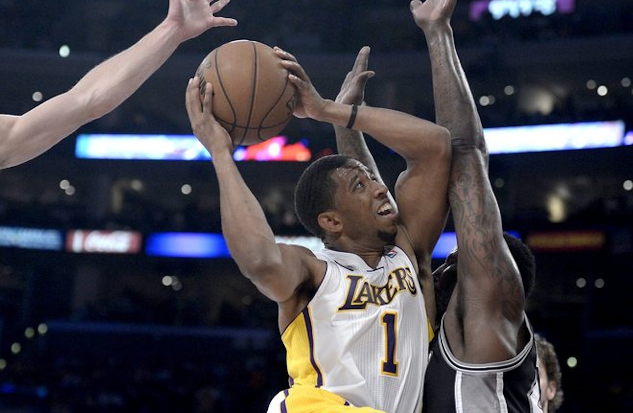 epa03680682 Los Angeles Lakers Darius Morris (C) drives to the basket as San Antonio Spurs Manu Ginobili of Argentina (L) and DeJuan Blair (R) defend in first half action of their NBA basketball playoff game in Los Angeles, California USA, 28 April 2013. The Spurs own a three games to none lead in the best of seven series.  EPA