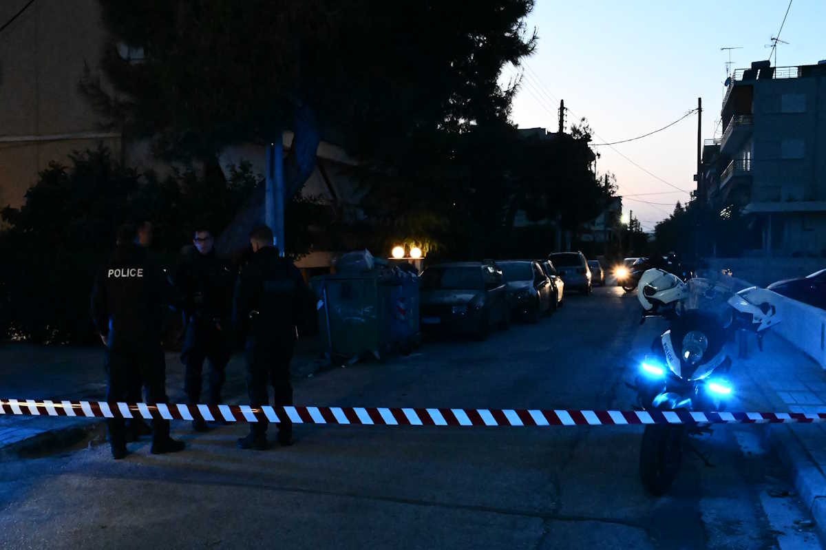 Άνδρας αυτοκτόνησε στη Γλυφάδα μετά από επεισόδιο διαπληκτισμού με τη γυναίκα του όταν έφτασαν στο σημείο αστυνομικοί.  Παρασκευή 12 Απριλίου 2024 (ΚΩΣΤΑΣ ΤΖΟΥΜΑΣ
