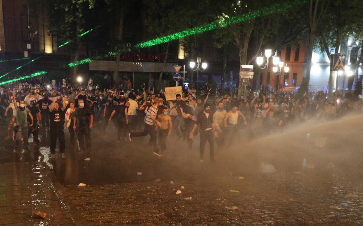 Γεωργία: Δακρυγόνα και σφαίρες από καουτσούκ σε χιλιάδες αντικυβερνητικούς διαδηλωτές στην Τιφλίδα