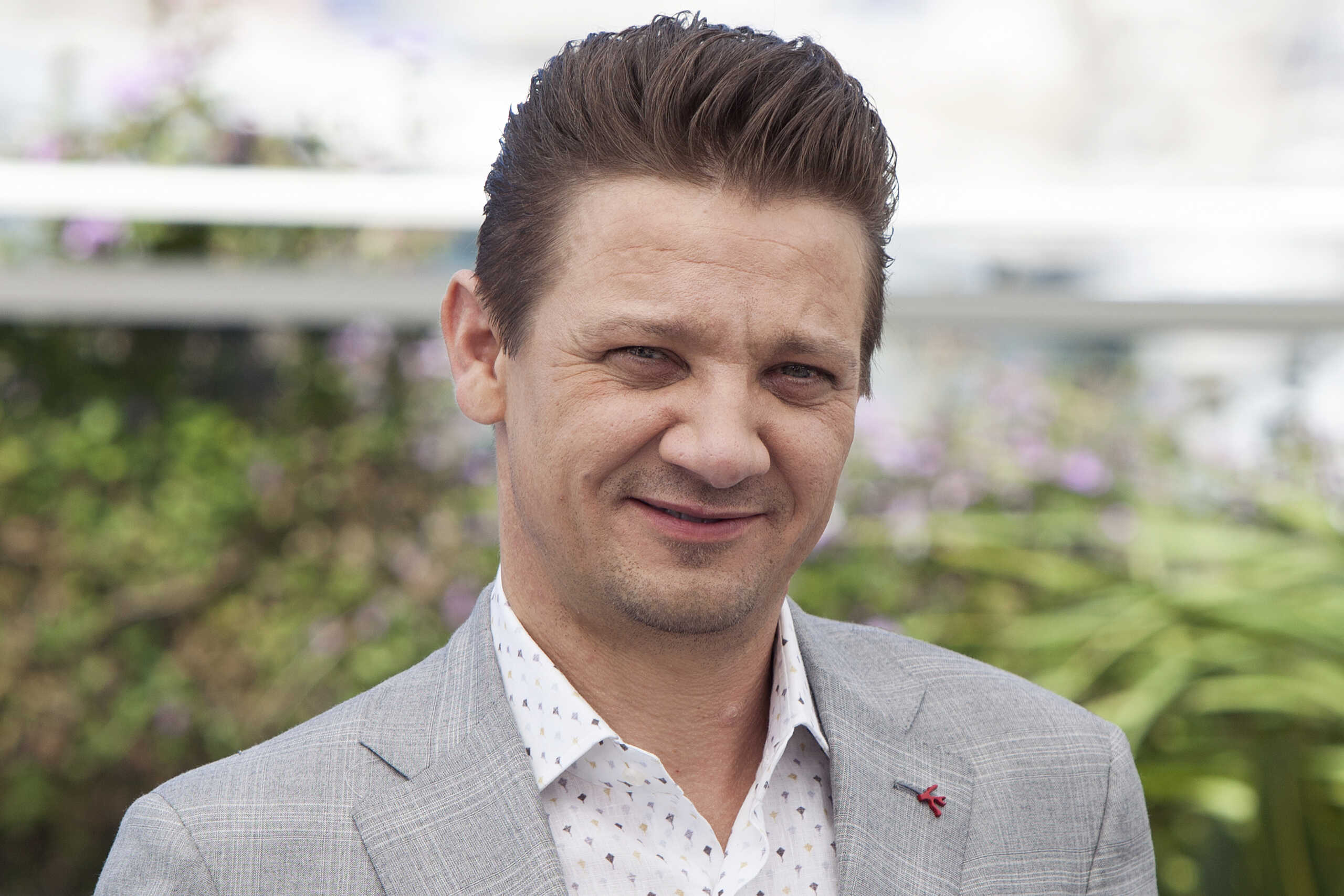 CANNES, FRANCE - MAY 20: Jeremy Renner attends the 'Wind River' photocall during the 70th annual Cannes Film Festival at Palais des Festivals on May 20, 2017 in Cannes, France. (Photo by Laurent KOFFEL