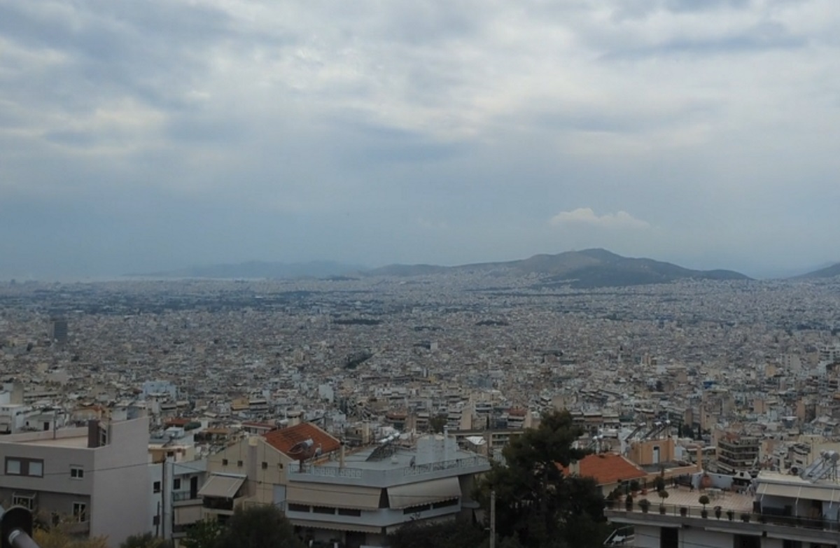 Σκοτείνιασε η Αθήνα από την αφρικανική σκόνη και τη συννεφιά