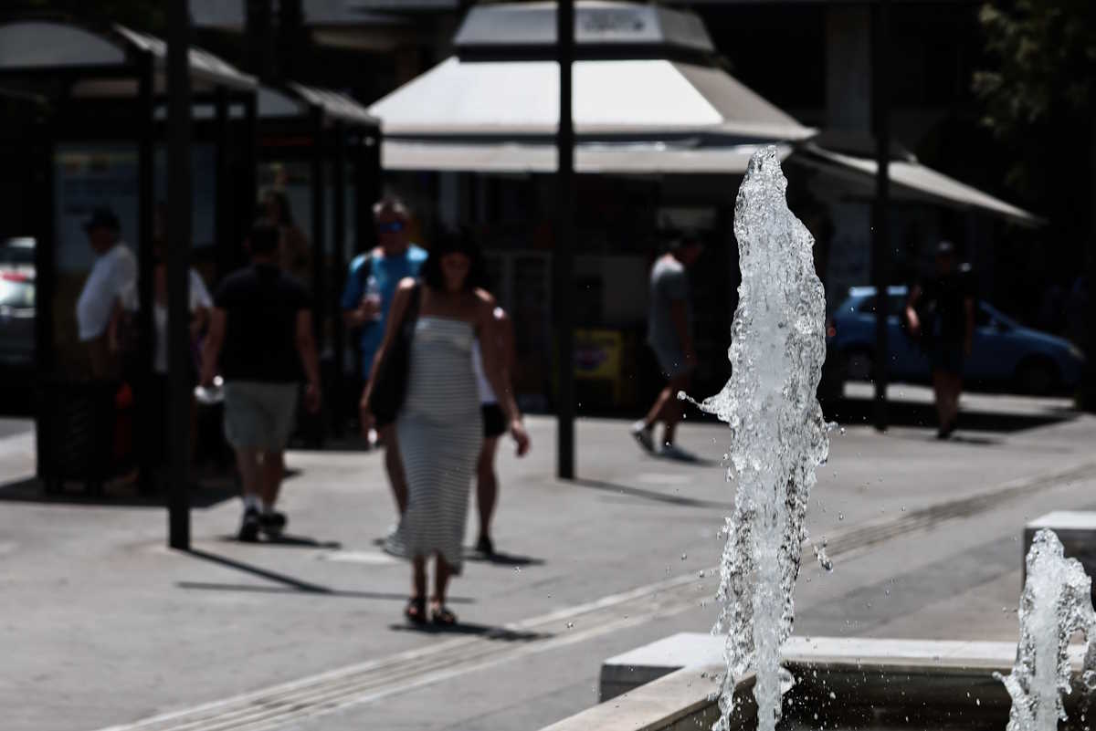 Στιγμιότυπο από το κέντρο της Αθήνας, Τρίτη 25 Ιουλίου 2023. Πολύ υψηλές θερμοκρασίες σημειώθηκαν και στην Αθήνα, εξαιτίας του θερμού κύματος που προκαλεί από τις 12 Ιουλίου κατά διαστήματα συνθήκες καύσωνα με την ονομασία CLEON σε πολλές περιοχές της χώρας.
(ΚΩΣΤΑΣ ΤΖΟΥΜΑΣ