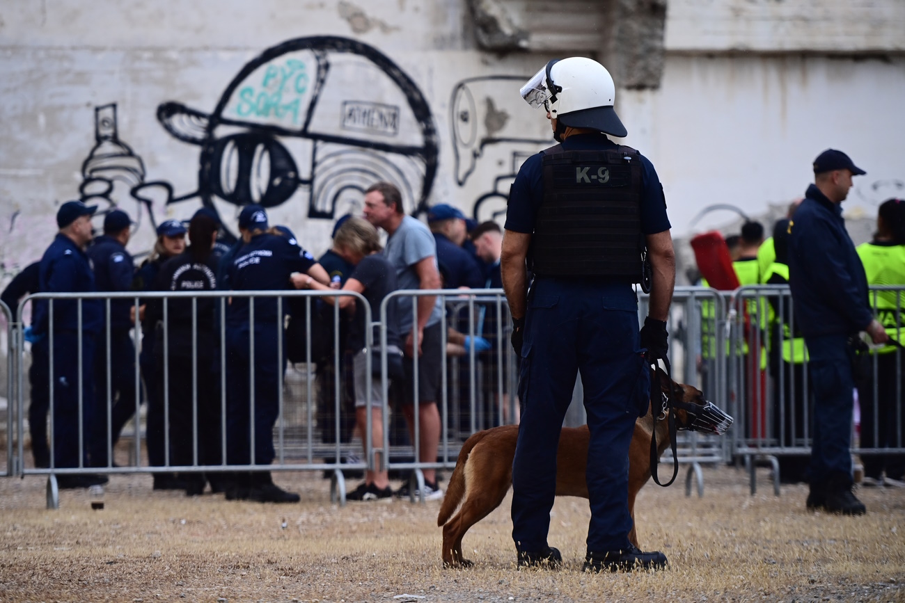 Ολυμπιακός – Άστον Βίλα: Επιστρατεύτηκαν σκυλιά για την τήρηση της τάξης στο «Γ. Καραϊσκάκης»