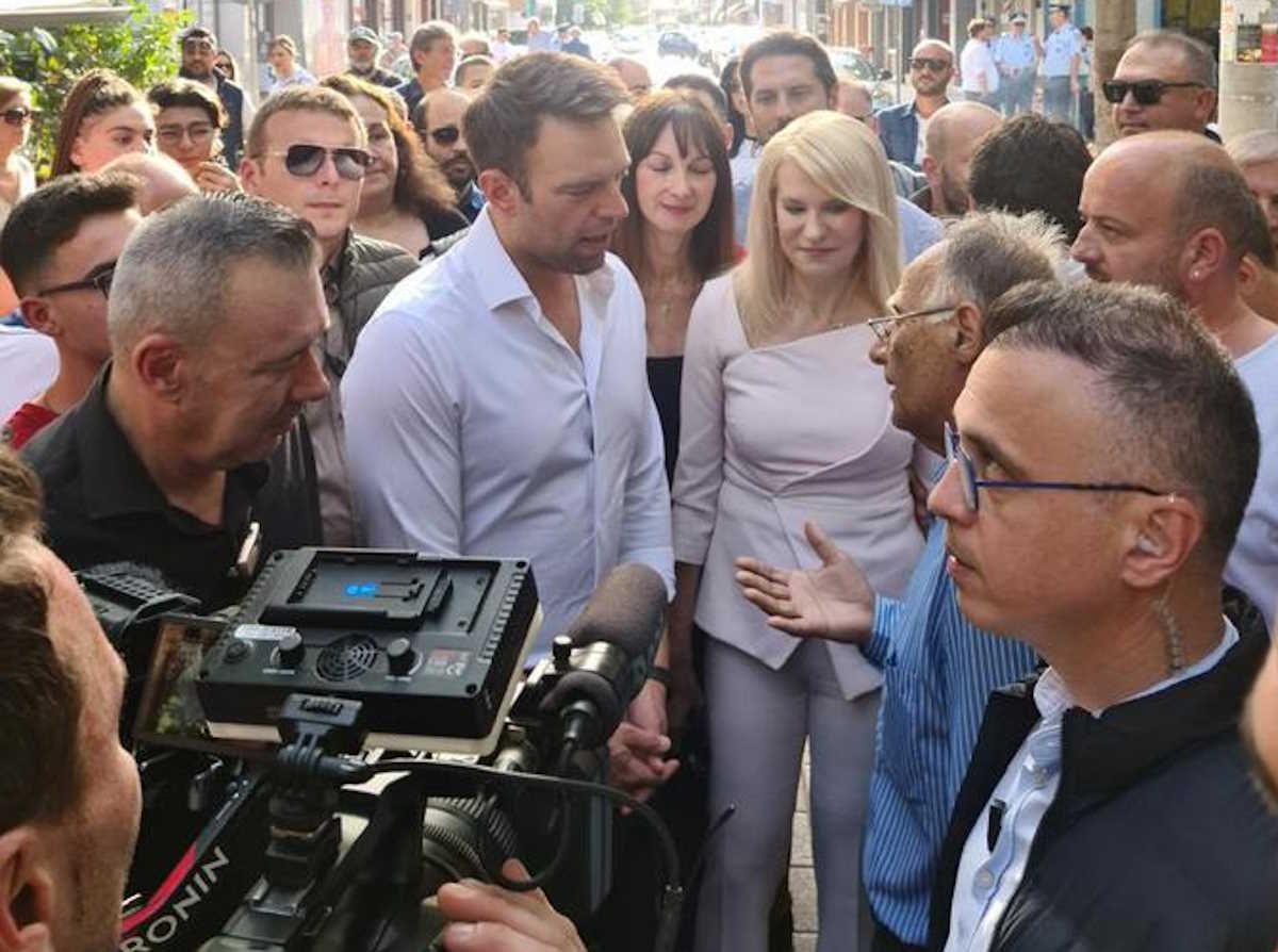 (Ξένη Δημοσίευση) Ο πρόεδρος του ΣΥΡΙΖΑ - Προοδευτική Συμμαχία  Στέφανος Κασσελάκης συνομιλεί με πολίτες κατά την διάρκεια της περιοδείας του στα Γιαννιτσά, Κυριακή 19 Μαΐου 2024. ΑΠΕ-ΜΠΕ