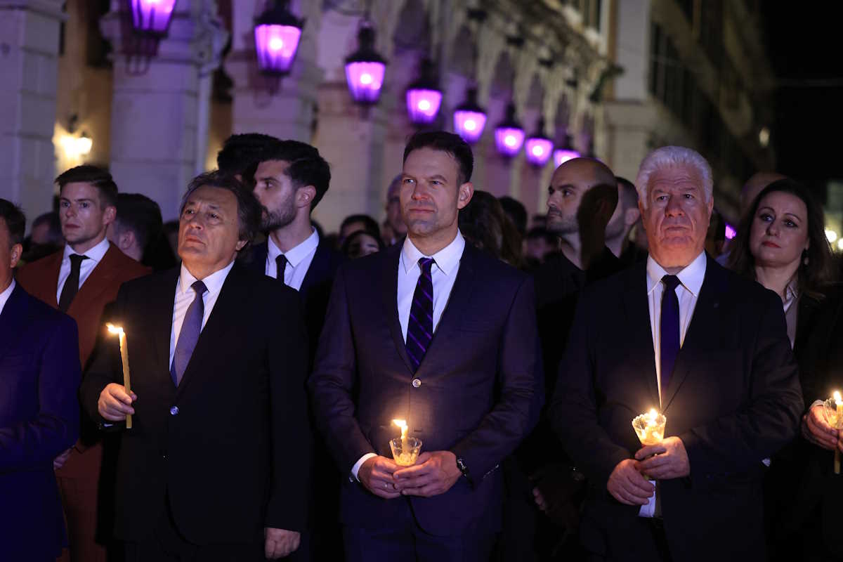 Κέρκυρα. Ο Πρόεδρος του ΣΥΡΙΖΑ - Προοδευτική Συμμαχία Στέφανος Κασσελάκης στον Επιτάφιο της Μητρόπολης. Μεγάλη Παρασκευή 3 Μαϊου 2024 (ΓΙΩΡΓΟΣ ΚΟΝΤΑΡΙΝΗΣ