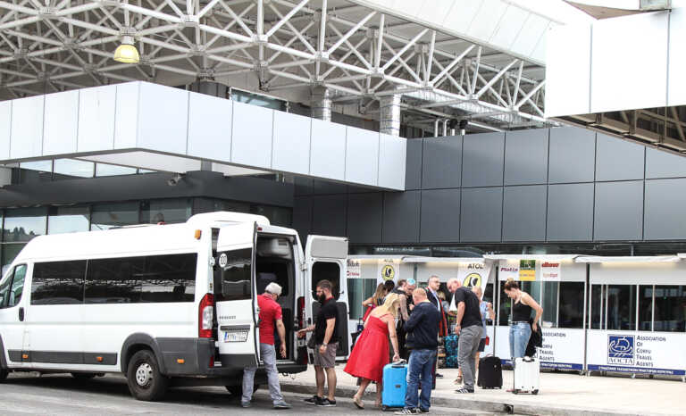Χάος στο αεροδρόμιο Κέρκυρας από την έλλειψη θέσεων πάρκινγκ - Χαμόγελα για τους τουρίστες του Πάσχα