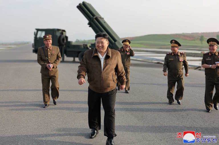 Ο Κιμ Γιονγκ Ουν «πάτησε» κουμπί - Παρακολούθησε δοκιμαστικές βολές συστημάτων πολλαπλών εκτοξευτών πυραύλων