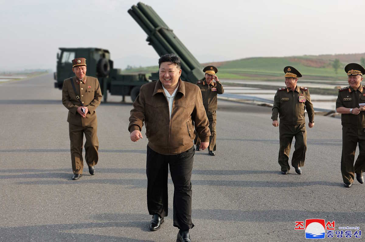Βόρεια Κορέα: Ο Κιμ Γιονγκ Ουν παρακολούθησε δοκιμαστικές βολές συστημάτων πολλαπλών εκτοξευτών πυραύλων