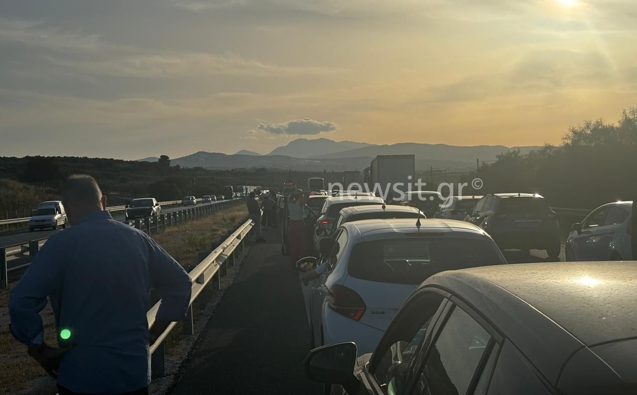 Τροχαίο με φορτηγό στην Κορίνθου – Πατρών δημιούργησε ουρές ακινητοποιημένων αυτοκινήτων