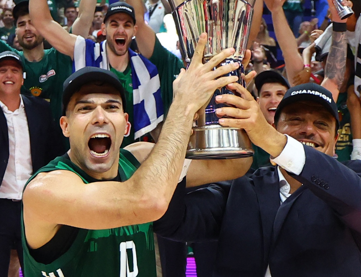 Basketball - EuroLeague - Final - Real Madrid v Panathinaikos BC - Uber Arena, Berlin, Germany - May 26, 2024 Panathinaikos BC coach Ergin Ataman and Kostas Sloukas lift the trophy after winning the EuroLeague REUTERS