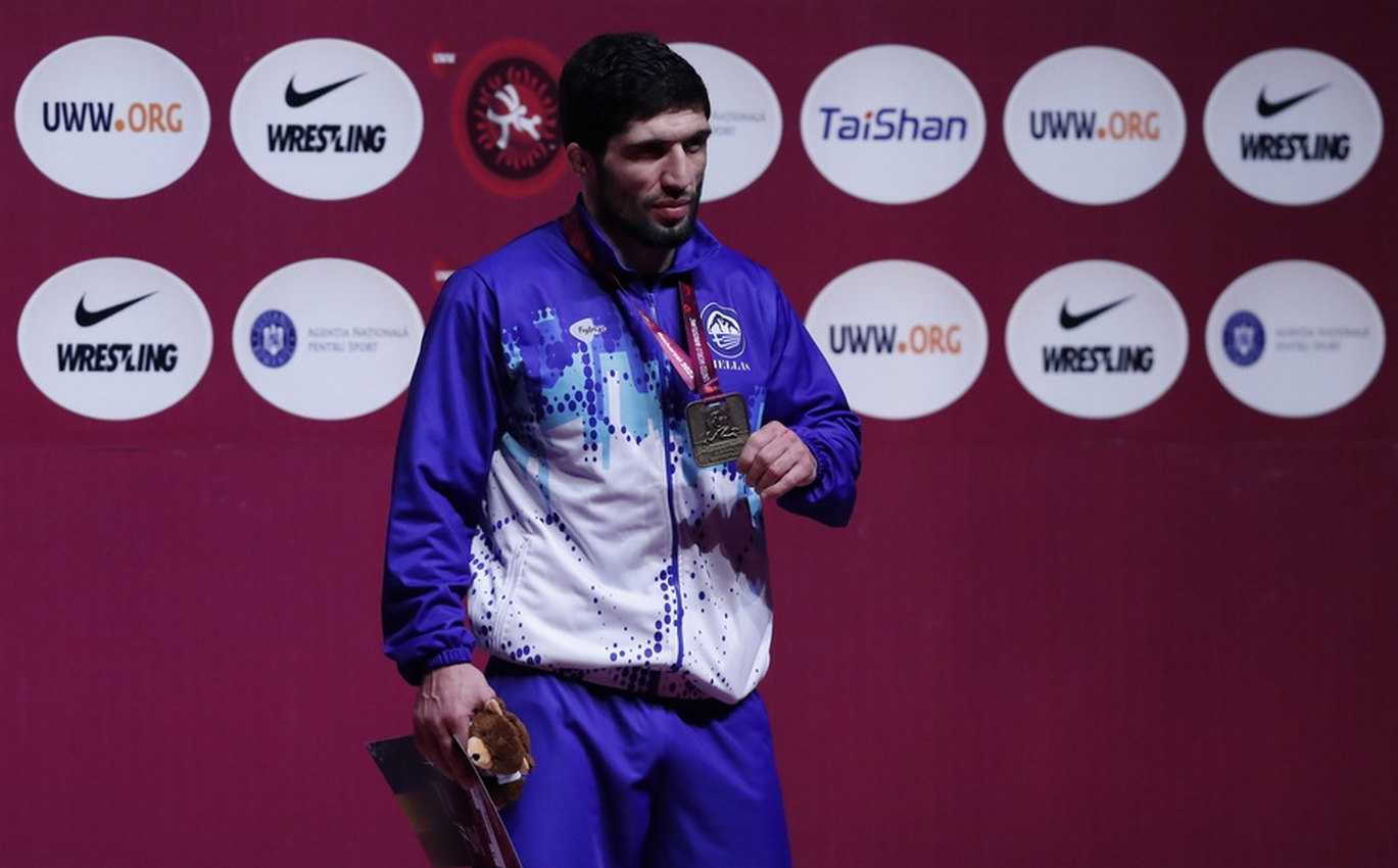 epa11164282 Gold medalist Dauren Kurugliev of Greece poses during the podium ceremony for the Free Style wrestling 86Kg category at the European Wrestling Championships held in Bucharest, Romania, 18 February 2024.  EPA