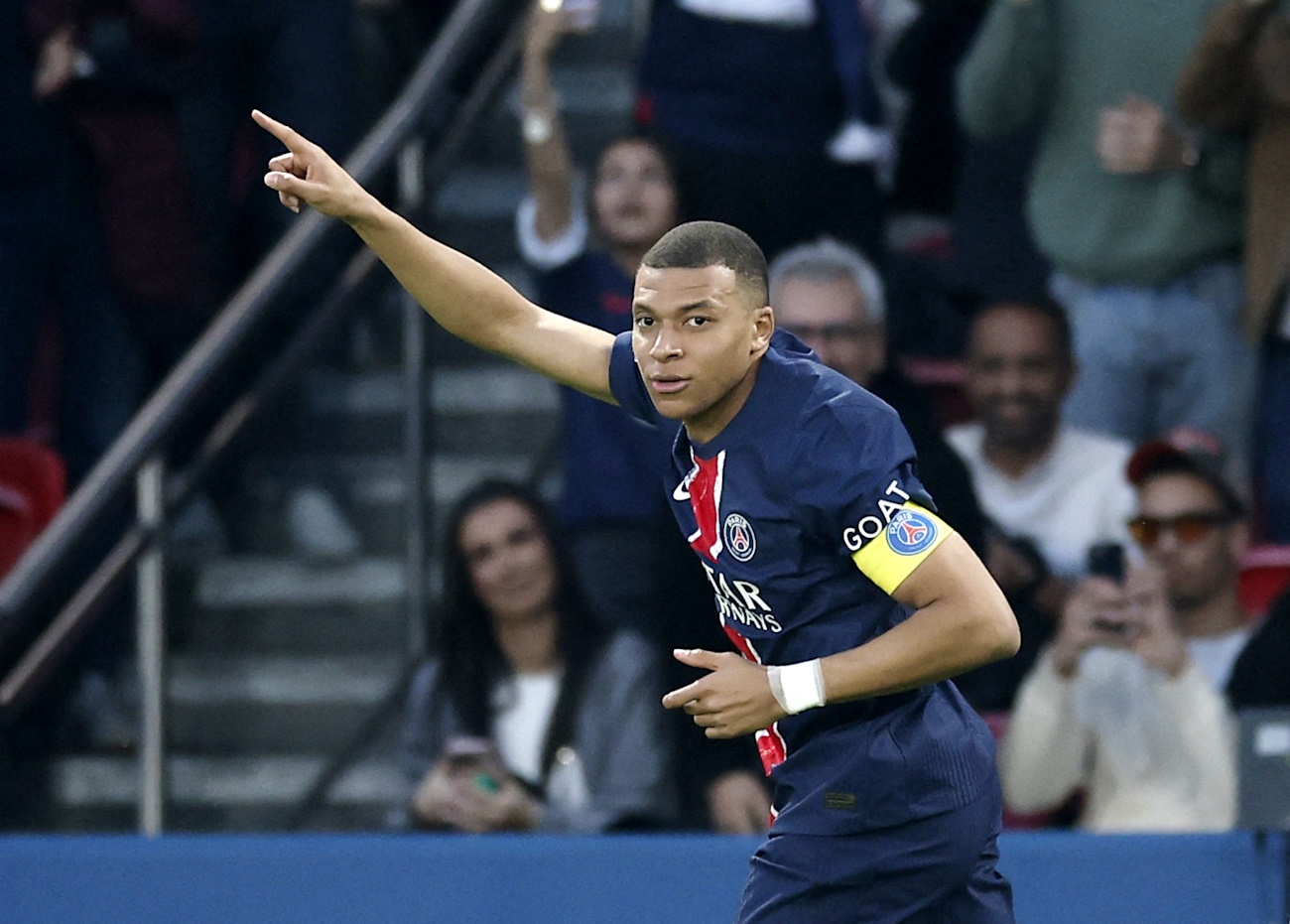 Soccer Football - Ligue 1 - Paris St Germain v Toulouse - Parc des Princes, Paris, France - May 12, 2024 Paris St Germain's Kylian Mbappe celebrates scoring their first goal REUTERS