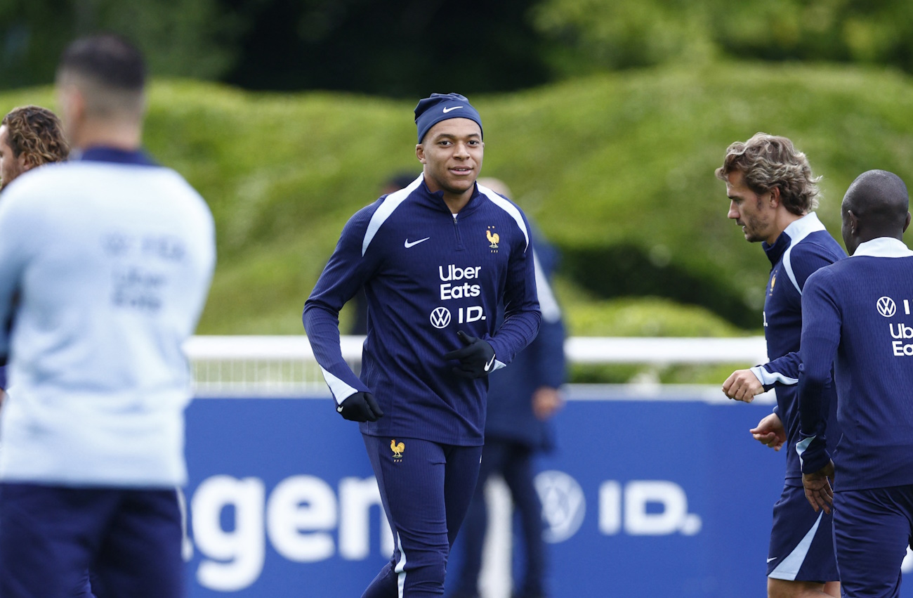 Soccer Football - Euro 2024 - France Training - Clairefontaine, France - May 30, 2024 France's Kylian Mbappe and Antoine Griezmann during training REUTERS