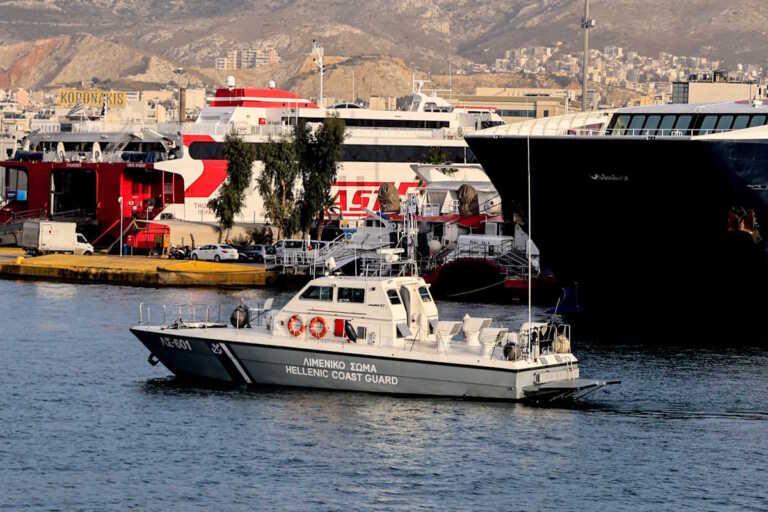 Φωτιά σε φορτηγό πλοίο στις δεξαμενές Βασιλειάδη στο λιμάνι του Πειραιά – Σβήστηκε από το πλήρωμα