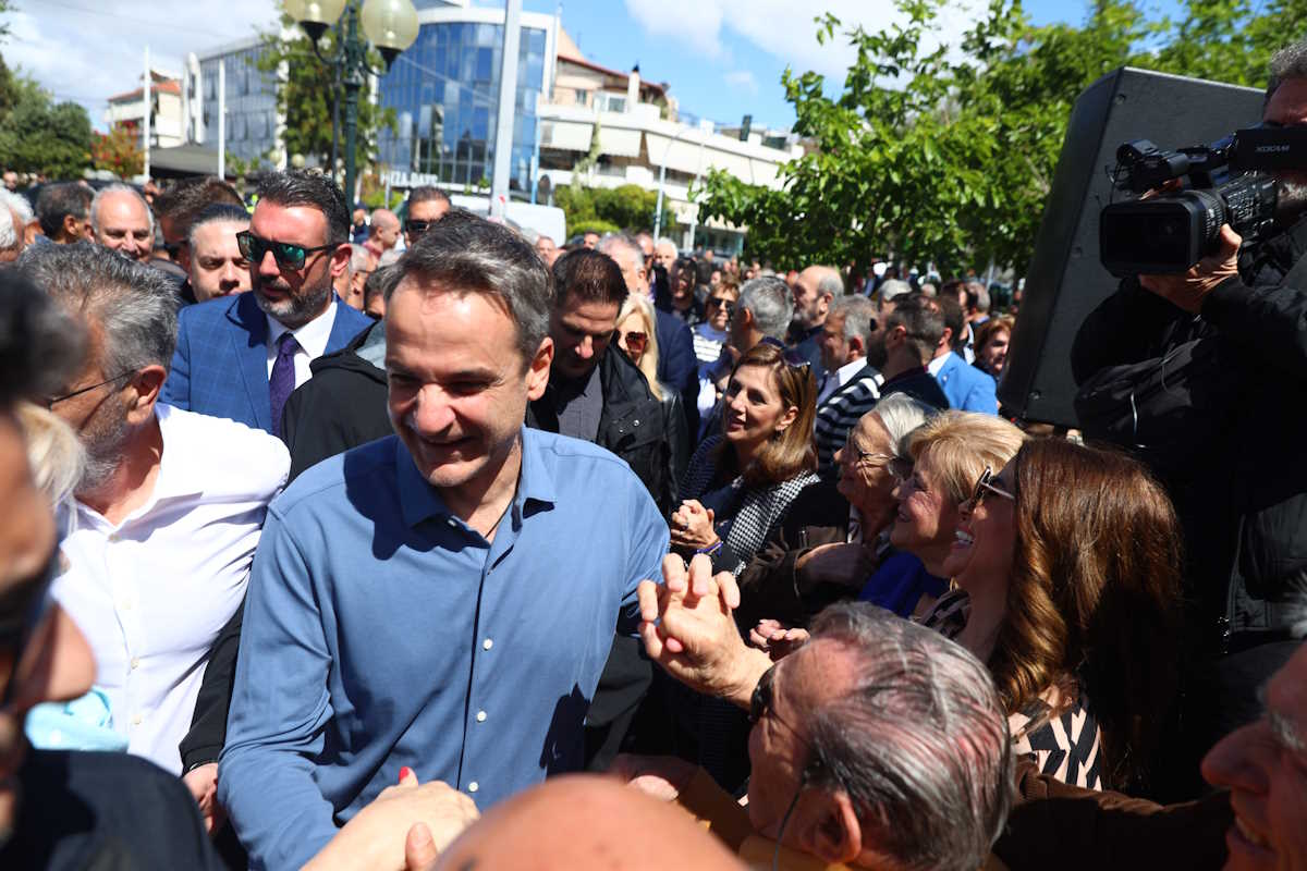 Συνάντηση του Πρωθυπουργού Κυριάκου Μητσοτάνη με τον Δήμαρχο του Αγίου Δημητρίου Στέλιο Μαμαλάκη ομιλία σε καφέ της περιοχής.  Σάββατο 20 Απριλίου 2024  (ΓΙΑΝΝΗΣ ΠΑΝΑΓΟΠΟΥΛΟΣ