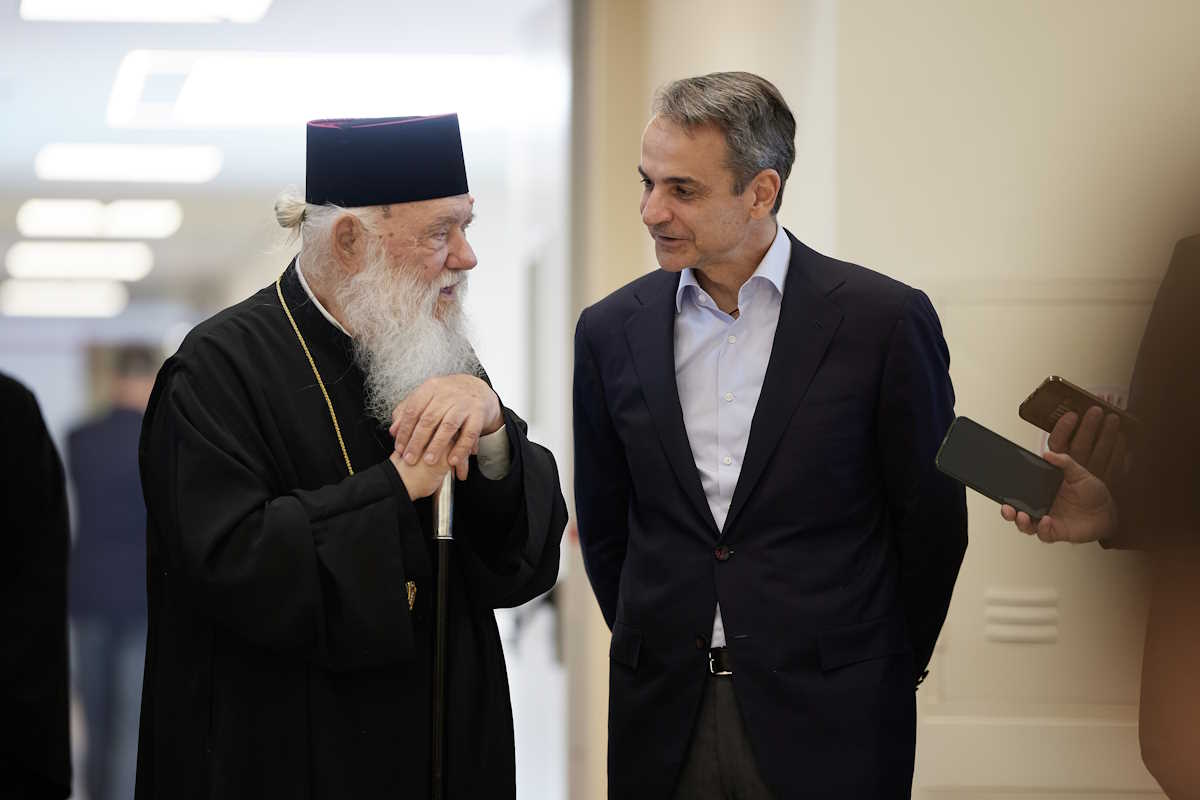 Ο Πρωθυπουργός Κυριάκος Μητσοτάκης, μαζί με τον Μακαριώτατο Αρχιεπίσκοπο Αθηνών και πάσης Ελλάδος κ. κ. Ιερώνυμο, επισκέφθηκαν το πρωί δομές της Ιεράς Αρχιεπισκοπής Αθηνών, στο Δήλεσι Βοιωτίας.
(ΔΗΜΗΤΡΗΣ ΠΑΠΑΜΗΤΣΟΣ