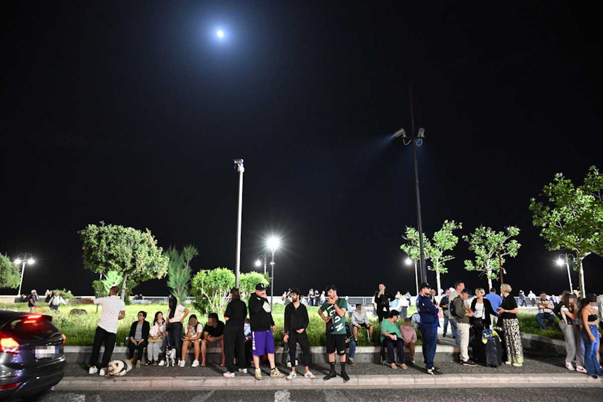 epa11356638 People gather in a safe area in the street on the seafront between Naples and Pozzuoli after the earthquake shocks, in Naples, southern Italy, 20 May 2024. According to the National Institute of Geophysics and Volcanology, the 4.4 magnitude earthquake occurred at 8.10 pm local time, with its epicenter at the Campi Flegrei.  EPA