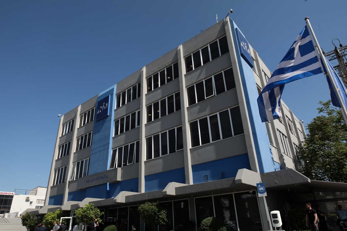 ΤΟ ΚΤΗΡΙΟ ΤΗΝ ΝΕΑ ΔΗΜΟΚΡΑΤΙΑΣ ΣΤΗ ΠΕΙΡΑΙΩΣ (ΓΙΑΝΝΗΣ ΠΑΝΑΓΟΠΟΥΛΟΣ