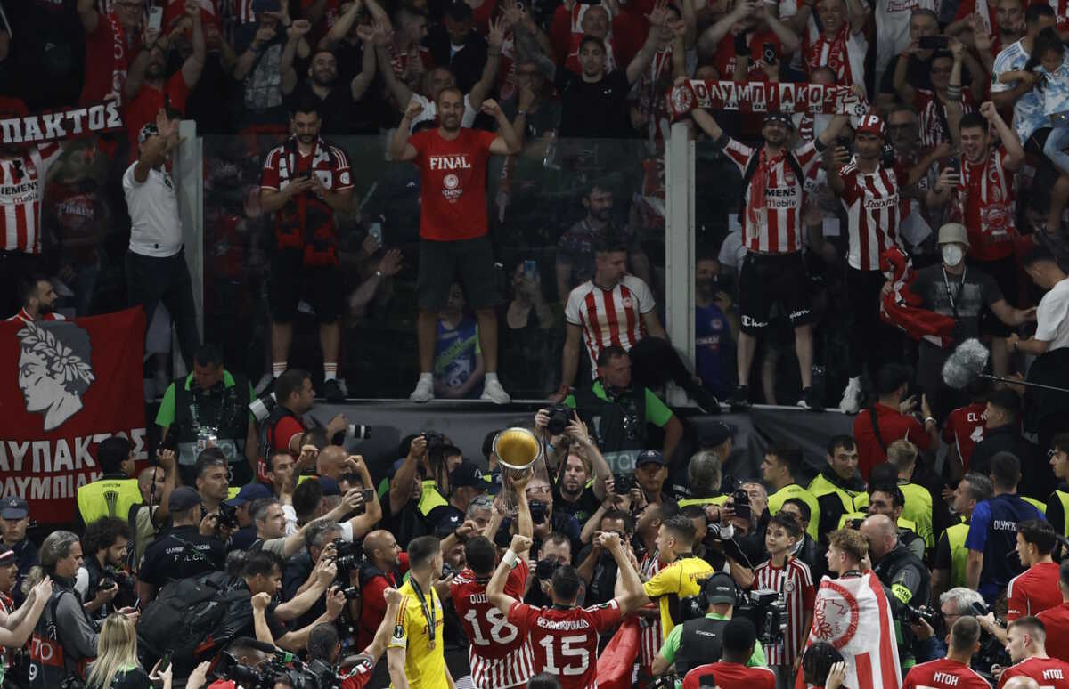 Soccer Football - Europa Conference League - Final - Olympiacos v Fiorentina - Agia Sophia Stadium, Athens, Greece - May 30, 2024 Olympiacos' Quini celebrates with the trophy and fans after winning the Europa Conference League REUTERS
