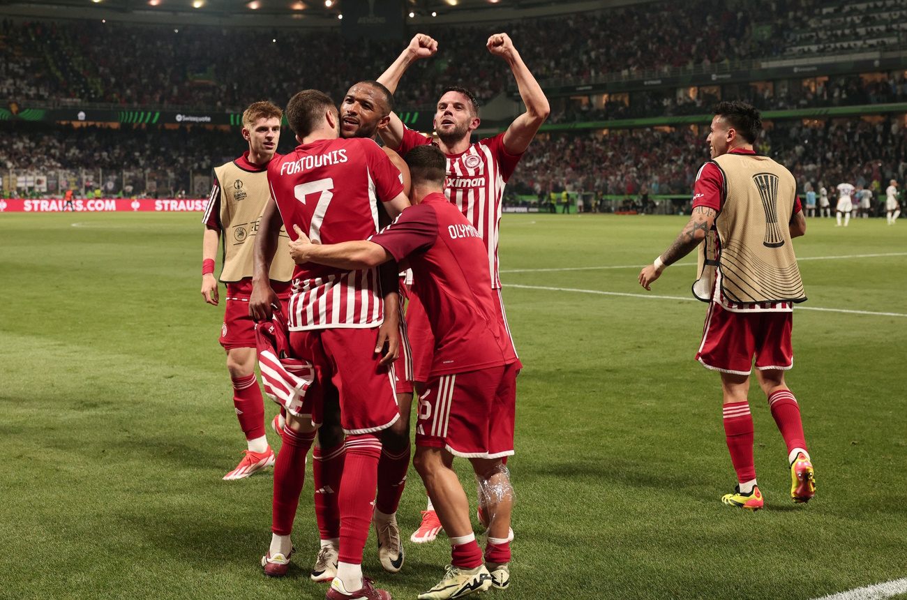 Soccer Football - Europa Conference League - Final - Olympiacos v Fiorentina - Agia Sophia Stadium, Athens, Greece - May 30, 2024 Olympiacos' Ayoub El Kaabi celebrates scoring their first goal with teammates REUTERS