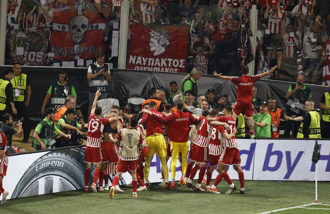 Soccer Football - Europa Conference League - Final - Olympiacos v Fiorentina - Agia Sophia Stadium, Athens, Greece - May 29, 2024 Olympiacos' Ayoub El Kaabi celebrates scoring their first goal with teammates REUTERS