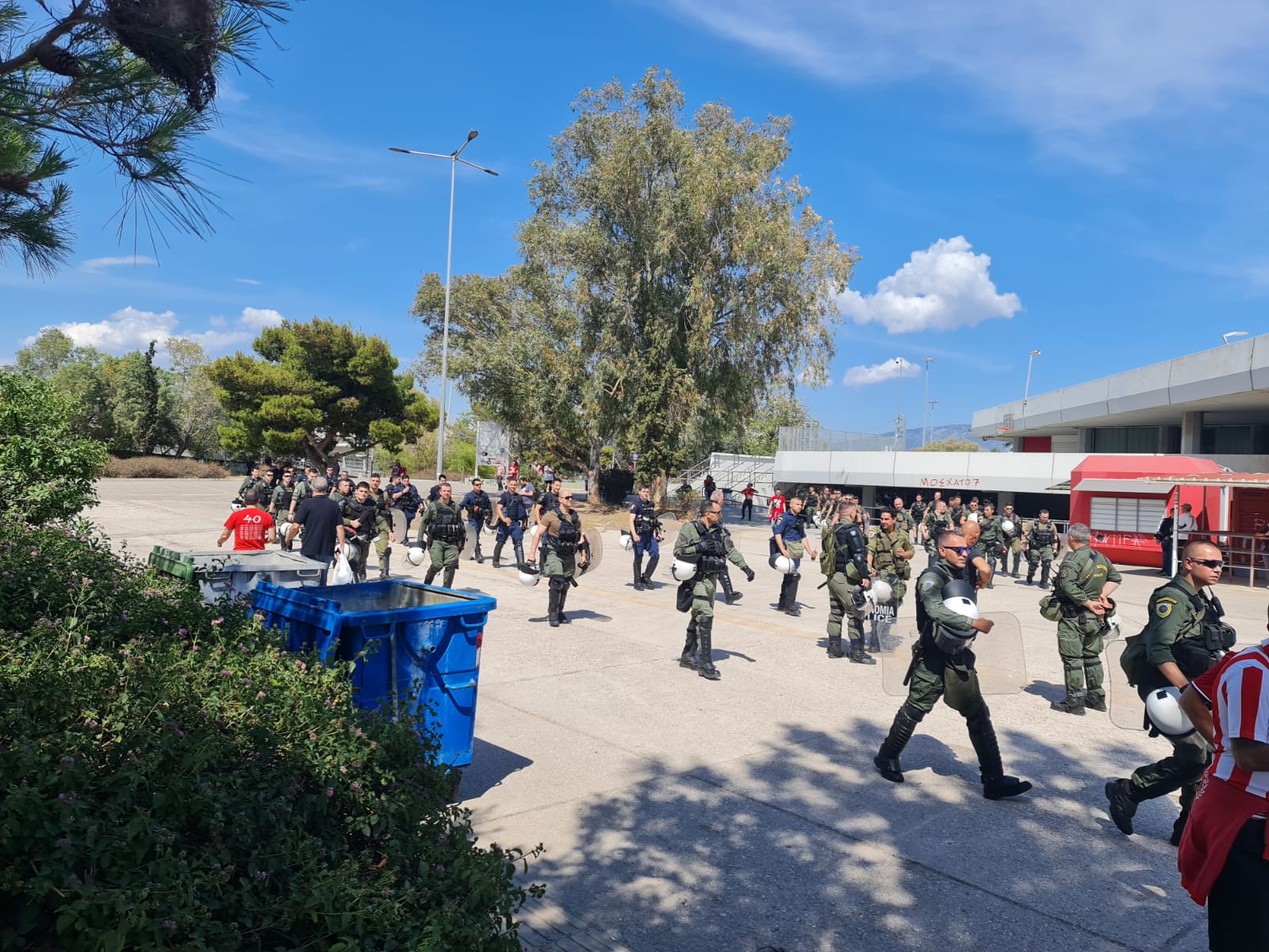 Ολυμπιακός – Φιορεντίνα: Ξεκίνησε η συγκέντρωση των Ελλήνων και των Ιταλών οπαδών – Αυστηροί έλεγχοι σε ΣΕΦ και ΟΑΚΑ