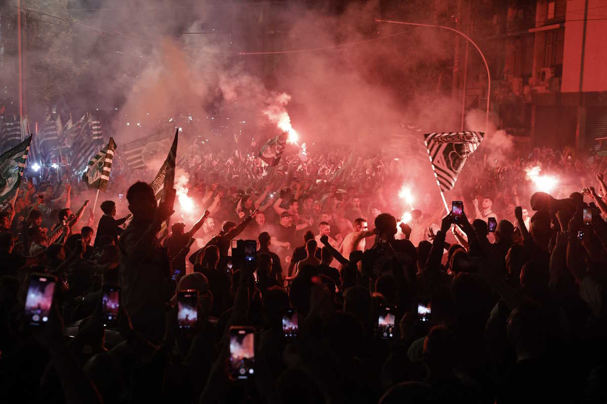 Basketball - EuroLeague Final - Panathinaikos BC fans celebrate winning the EuroLeague Final - Omonia Square, Athens, Greece - May 26, 2024 Panathinaikos BC fans celebrate after winning the EuroLeague Final REUTERS