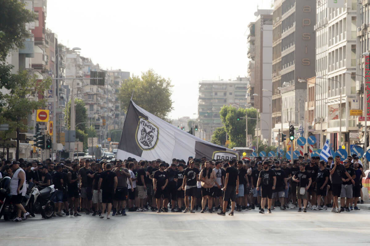 ΘΕΣΣΑΛΟΝΙΚΗ - ΠΟΡΕΙΑ ΔΙΑΜΑΡΤΥΡΙΑΣ ΟΠΑΔΩΝ ΤΟΥ ΠΑΟΚ ΕΝΑΝΤΙΑ ΣΤΟΝ ΑΘΛΟΝΟΜΟ ΚΑΙ ΤΟΝ ΥΠΟΧΡΕΩΤΙΚΟ ΕΜΒΟΛΙΑΣΜΟ ΓΙΑ ΤΗΝ ΕΙΣΟΔΟ ΣΤΑ ΓΗΠΕΔΑ