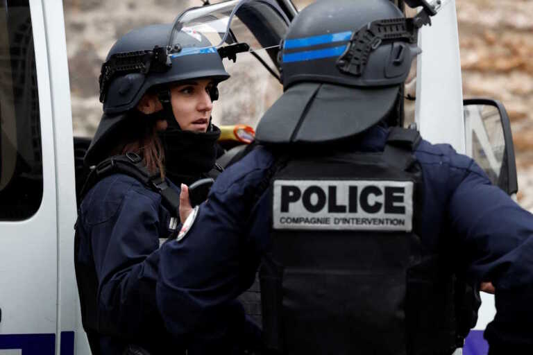 Κρατούμενος πυροβόλησε και τραυμάτισε βαριά 2 αστυνομικούς μέσα σε τμήμα του Παρισιού