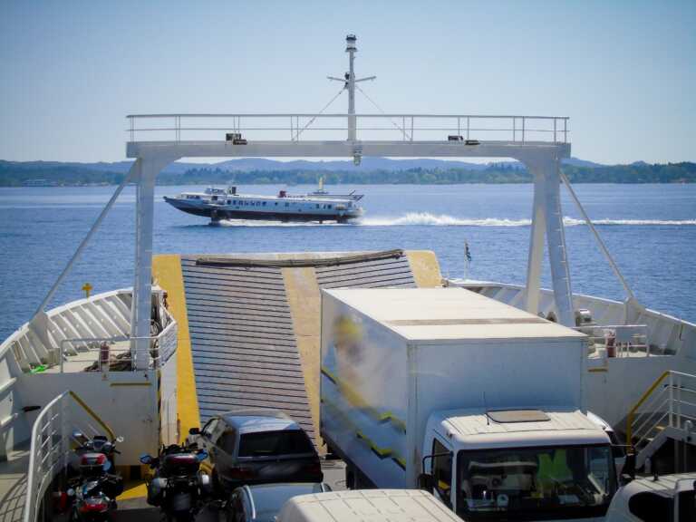 Πώς θα μεταφέρονται με πλοία τα ηλεκτρικά αυτοκίνητα και εκείνα με εναλλακτικά καύσιμα - Οδηγίες του υπουργείου Ναυτιλίας