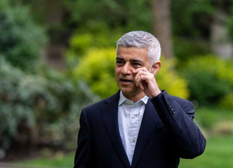 Ο Σαντίκ Καν επανεξελέγη δήμαρχος του Λονδίνου για μια τρίτη και ιστορική θητεία