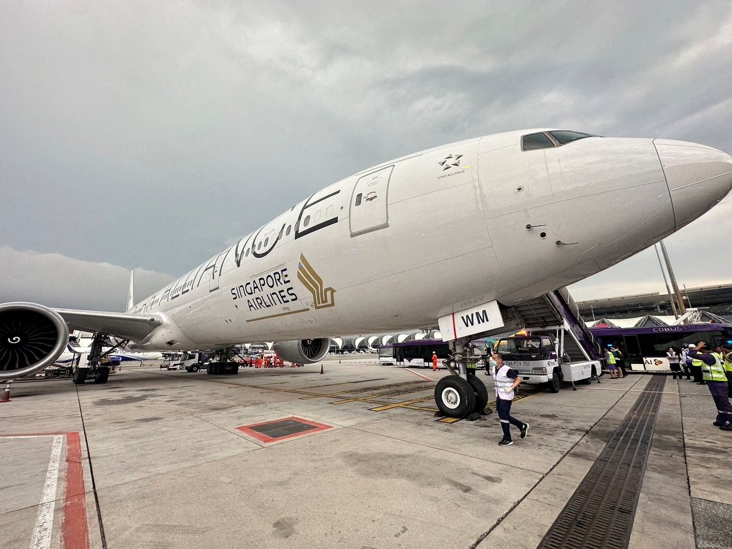 Τι συνέβη στην πτήση της Singapore Airlines: Πότε οι αναταράξεις μπορεί να αποβούν μοιραίες και γιατί φοράμε πάντα ζώνη ασφαλείας