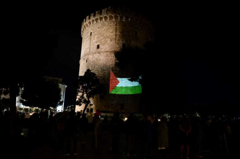 Με τη σημαία της Παλαιστίνης φωτίστηκε ο Λευκός Πύργος - Εικόνες από την ολονύχτια διαμαρτυρία