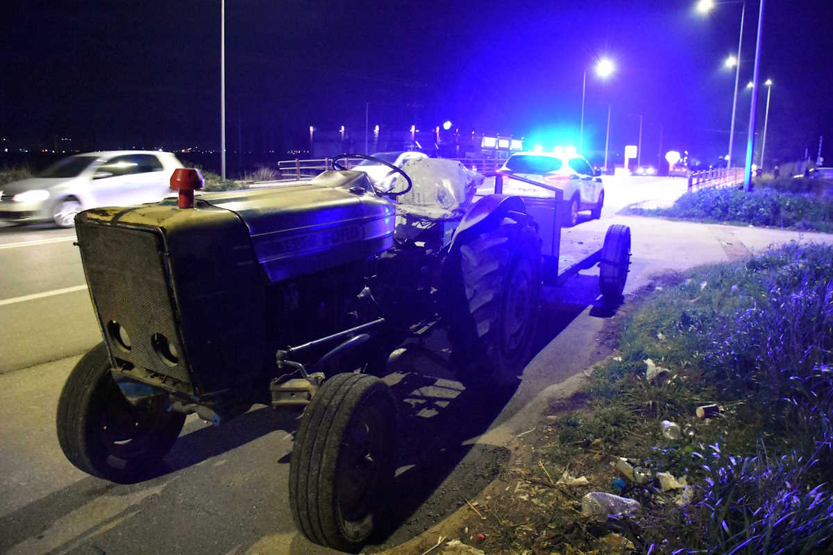 ΑΡΓΟΣ- Μοτοσυκλέτα συγκρούστηκε με τρακτέρ με αποτέλεσμα τον τραυματισμό του 24χρονου οδηγού του δικύκλου. Το τροχαίο έγινε στις 6:30 το απόγευμα στην Άργους - Ναυπλίου,  στο ύψος της γέφυρας του Ξεριά.Ο  τραυματίας μεταφέρθηκε με ασθενοφόρο του ΕΚΑΒ  στο νοσοκομείο.Έρευνα για τις συνθήκες του ατυχήματος διενεργεί το Τμήμα Τροχαίας Άργους.
(Eurokinissi-Βασίλης Παπαδόπουλος)