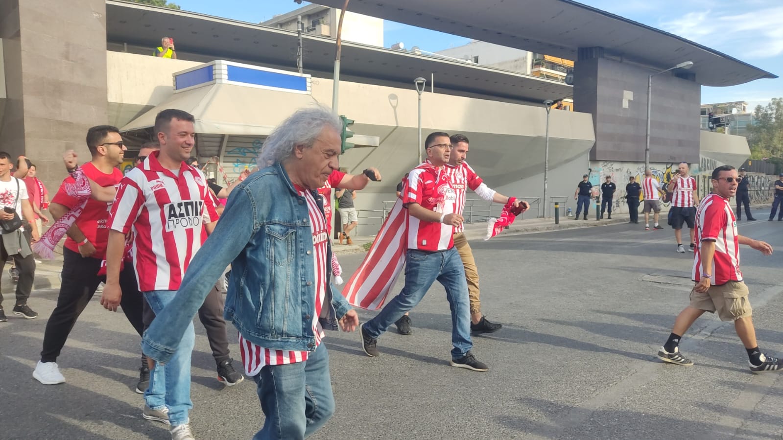 Ολυμπιακός – Φιορεντίνα: Στο δρόμο για το γήπεδο οι οπαδοί, σε πρώτο πλάνο και ο Τάκης Τσουκαλάς