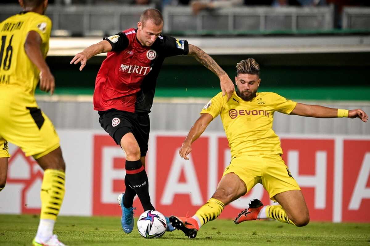 epa09404689 Wiesbaden's Gustaf Nilsson (L) in action against Dortmund's Antonios Papadopoulos (R) during the German DFB Cup first round soccer match between SV Wehen Wiesbaden and Borussia Dortmund in Wiesbaden, Germany, 07 August 2021.  EPA