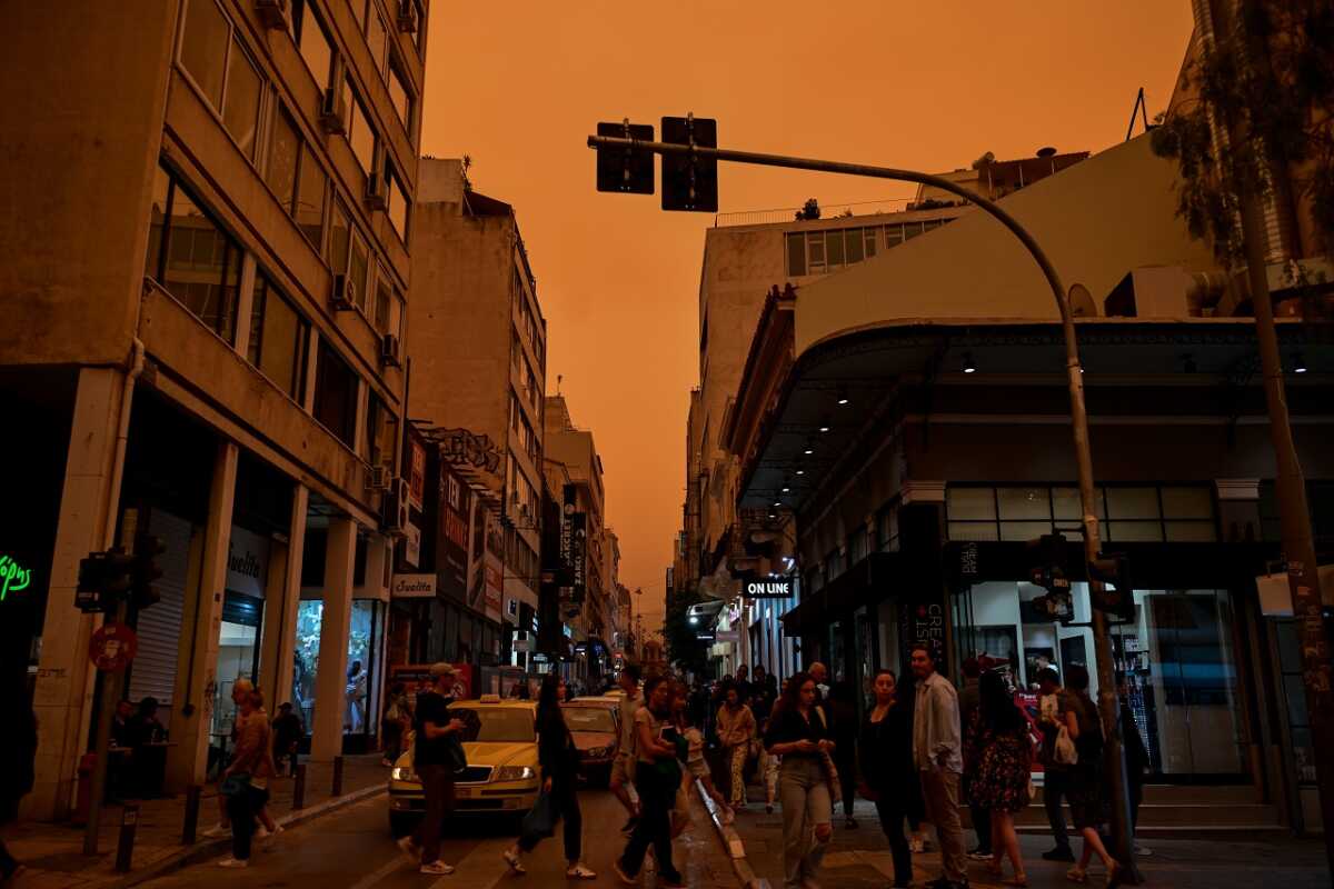 Έντονη αυτή την ώρα η αφρικανική σκόνη πάνω από την Αθήνα.  Τρίτη 23 Απριλίου 2024   (ΤΑΤΙΑΝΑ ΜΠΟΛΑΡΗ