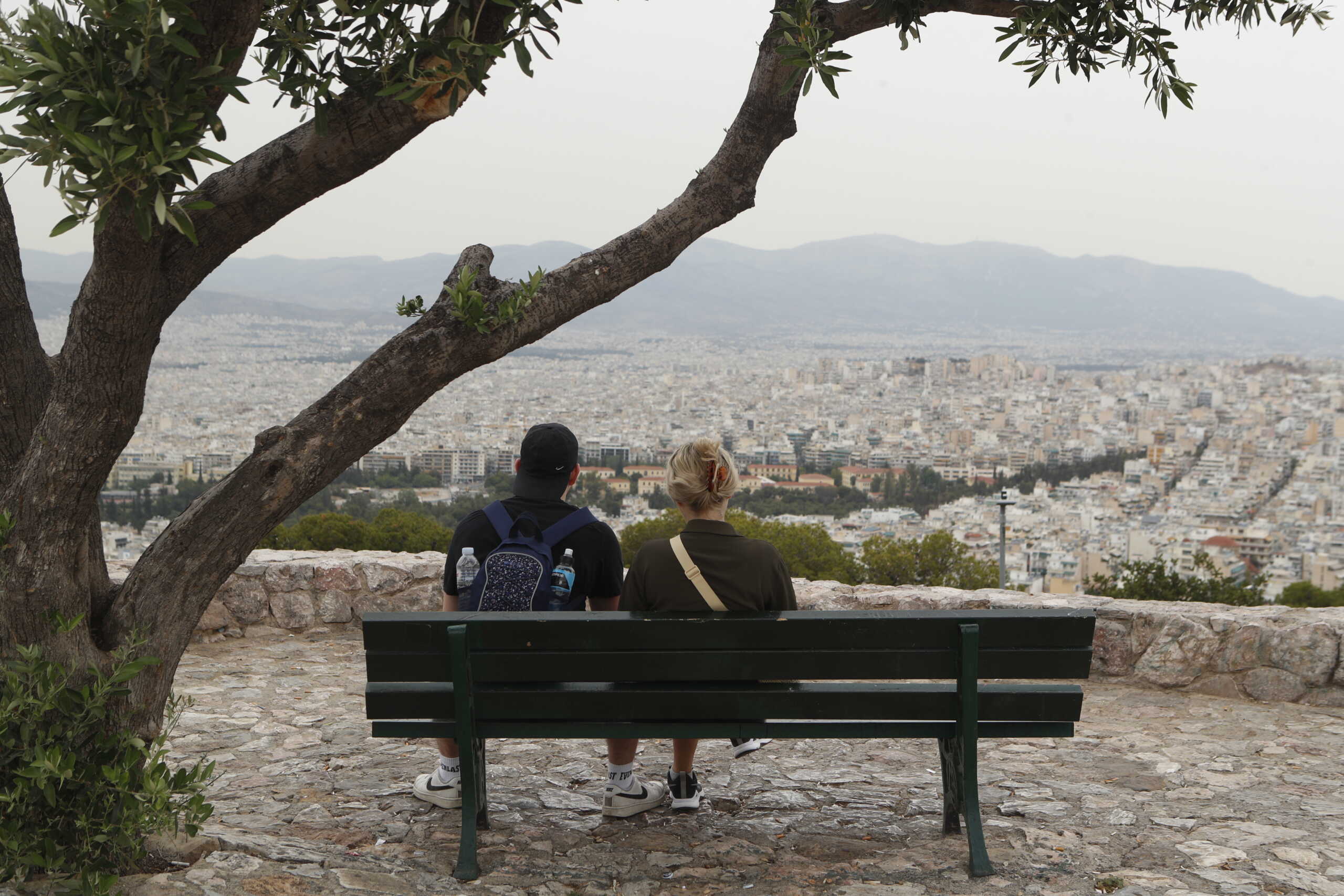Στιγμιότυπο από την Αθήνα, Παρασκευή 17 Μαΐου 2024. Αυξημένη είναι η συγκέντρωση αφρικανικής σκόνης με τη θερμοκρασία να κινείται ανοδικά. Σύμφωνα με την μετεωρολογική υπηρεσία η ατμοσφαιρική κυκλοφορία πάνω από την Ευρώπη, ευνόησε τη μεταφορά θερμών αέριων μαζών από την Αφρική προς τη χώρα μας τις επόμενες ημέρες, με αποτέλεσμα τις πολύ υψηλές θερμοκρασίες και τη μεταφορά σημαντικής ποσότητας Σαχαριανής σκόνης.
(ΣΩΤΗΡΗΣ ΔΗΜΗΤΡΟΠΟΥΛΟΣ